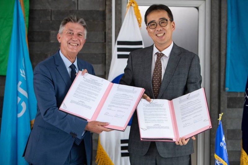 M. Marc Vincent et M. WOO DongWan, respectivement représentant des deux organisations en Côte d’Ivoire. 