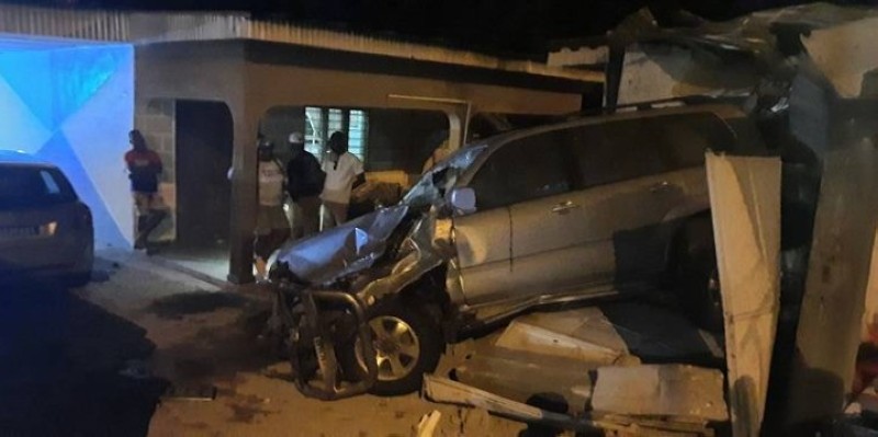 La voiture détruit la clôture et s'installe dans la maison à Bondoukou. (DR)