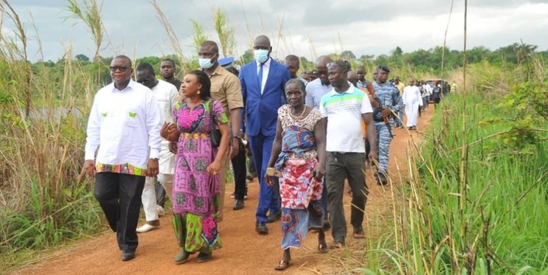 Amadou Coulibaly et Rebecca Yao sur le site de production de riz des femmes de Diabo. (DR)