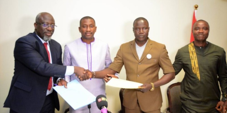 Diakalidia Konaté, secrétaire exécutif de la Commission nationale des frontières de la Côte d’Ivoire et Moriba Magassouba, directeur national des Libertés publiques et des frontières de Guinée échangeant les rapports de leurs travaux. (DR)