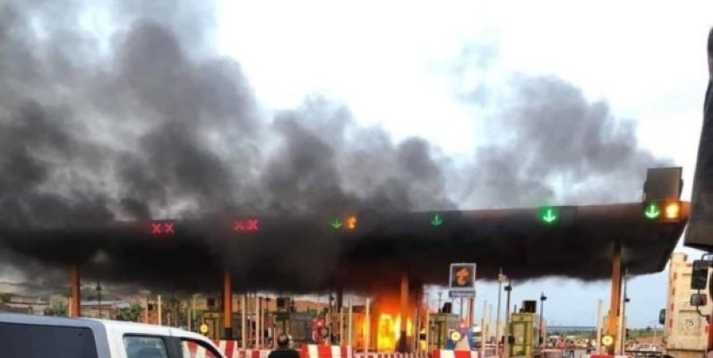 Le péage d'Attinguié en feu. (DR)
