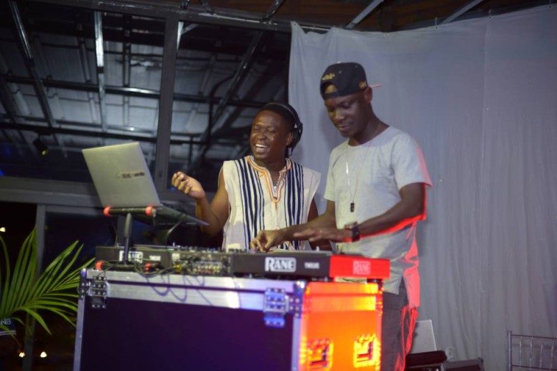 Dj Jyllk, vainqueur de la saison 1 en compagnie de Dj Arsenal, membre du jury (sur la platine).