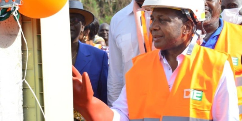 Le ministre-gouverneur Jean Claude Kouassi posant le geste de connexion du village au réseau électrique. Photo Dr
