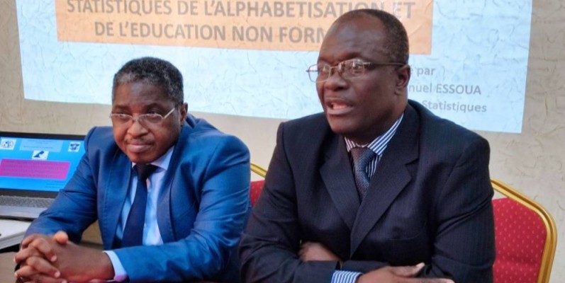 Clément Ndoli, sous-directeur suivi-évaluation et statistiques (à droite), et le formateur, Emmanuel Essoua. (DR)
