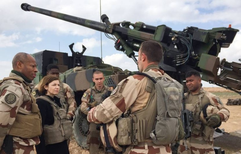830x532_la-ministre-de-la-defense-florence-parly-avec-des-militaires-de-l-operation-chammal-le-9-fevrier