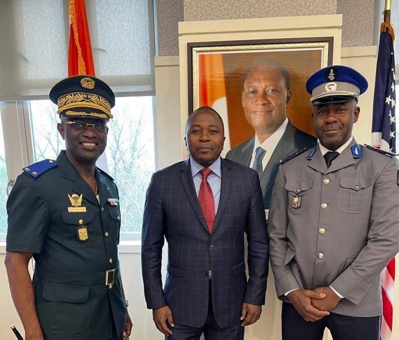 SEM Ibrahima Touré encadré par le Général Amichia et l'Adjudant-Chef Gnapié Gnapié Germain Junior