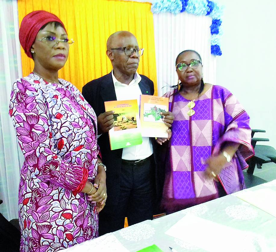 L'auteur Coulibaly Fabama a présenté ses ouvrages à la conseillère technique Ndiaye Khadidia (à gauche), et à la directrice du Cidfor Brigitte Agnissan. (DR)
