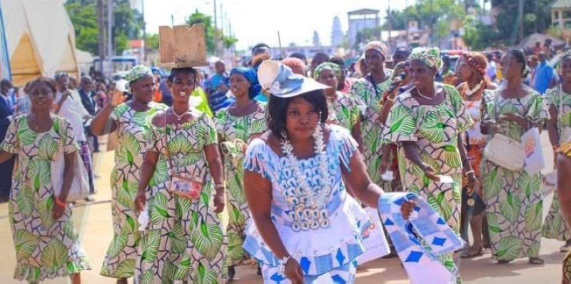 Une nourisse en peuple adjoukrou. (DR)