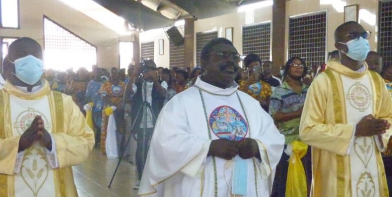Les paroissiens se sont mobilisés pour cette célébration avec le père Olivier Akéssé. (Dr)