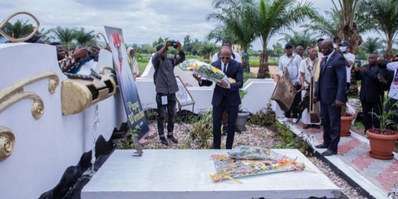 A'Salfo déposant des gerbes de fleurs sur la tombe de Papa Wemba. (Gaou Productions)