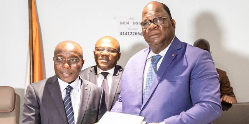 Les deux ministres satisfaits de la passation de charges (DR)
