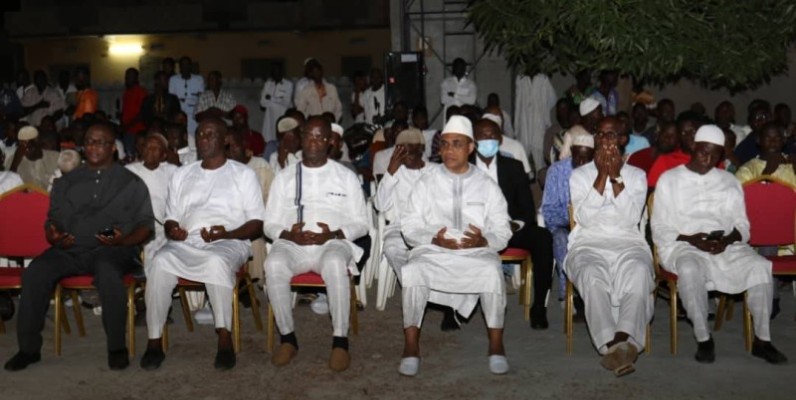 Les fidèles musulmans ont aussi adressé des prières pour le Chef de l'Etat, Alassane Ouattara. (Dr)