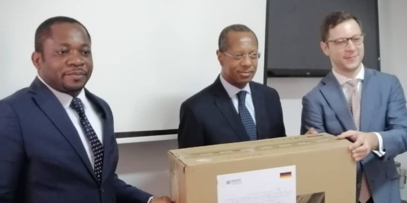 Remise symbolique du matériel au président de la Centif, Idrissa Touré (au centre). (Ph: Dr)