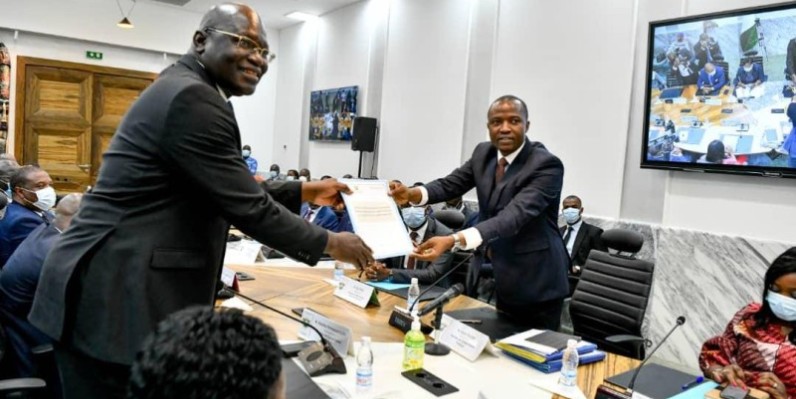 Karim Traoré (à droite), nouveau directeur de cabinet de la Primature recevant les documents de son prédécesseur, Emmanuel Ahoutou. (DR)