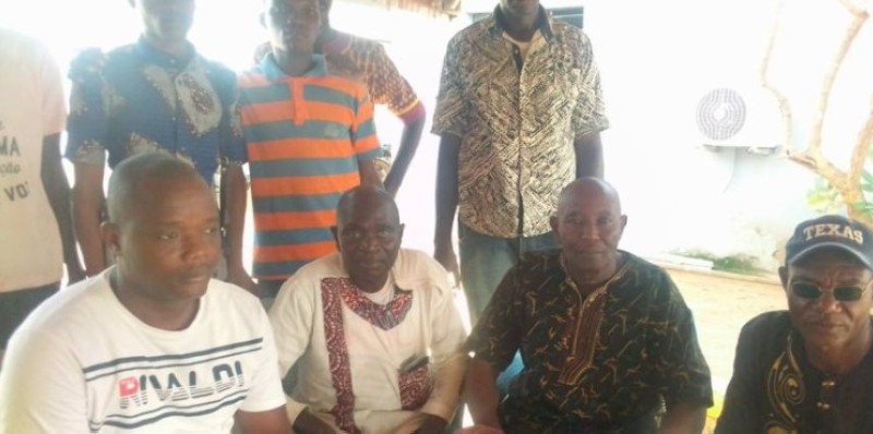 Le porte parole de la famille du défunt (en tee short blanc) et d'autres membres de la famille, à la brigade de gendarmerie de Ferké. (Dr)