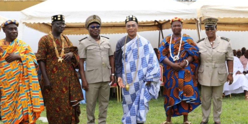 Standing ovation pour le ministre de l’Economie et des finances reconduit à son poste, à la faveur du nouveau gouvernement . Le ministre Adama Coulibaly a été couronné chef traditionnel à Dimbokro, après sa reconduction dans la nouvelle équipe gouvernementale photo de droite). ( PHotos : DR)