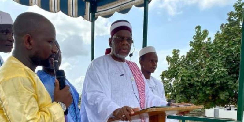 Cheick Al-Aïma Ousmane Diakité (au pupitre), guide de la communauté musulmane. (Ph: Dr)