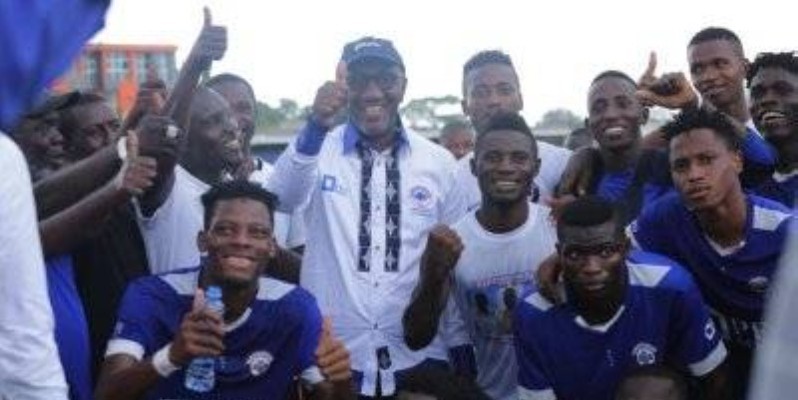 Le ministre Souleymane Diarrassouba célébre la victoire de Yakro Fc avec les joueurs. 