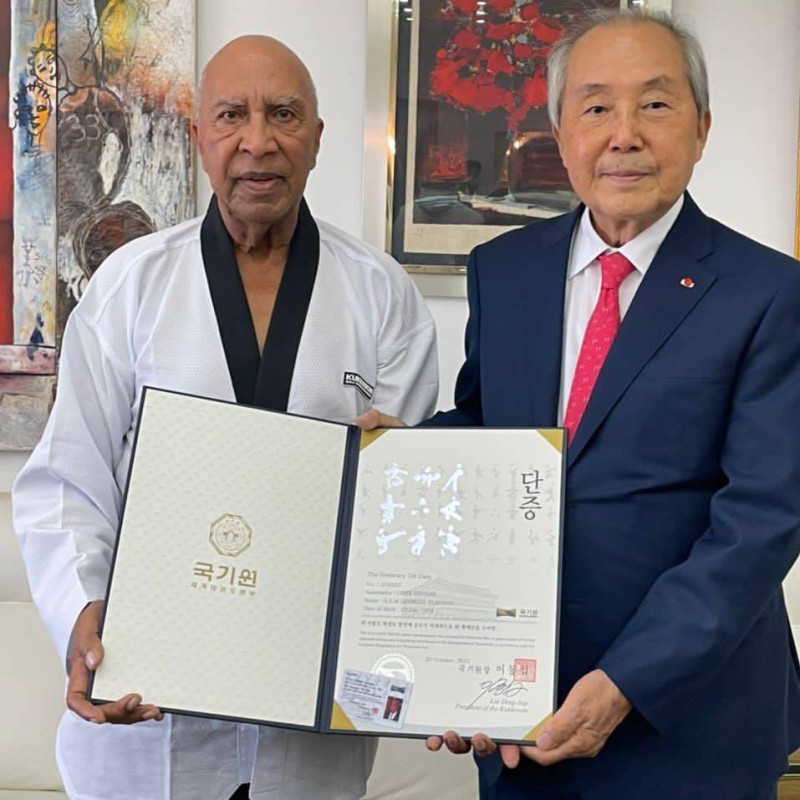 L'ambassadeur Ouégnin  a reçu sa ceinture noire 7e Dan Kukkiwon, fin octobre 2021 dernier par le Grand maître Kim Youn Tae.