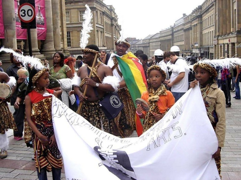 Les festivaliers habillés dans des tenues traditionnelles typiques à leur culture.