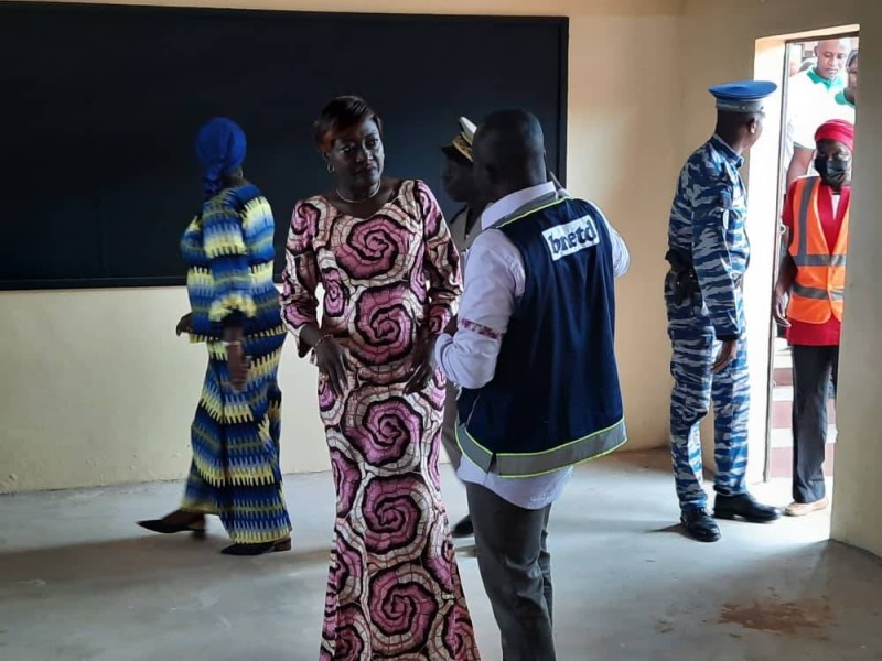 La ministre Mariatou Koné visite les collèges de collèges de proximité en construction