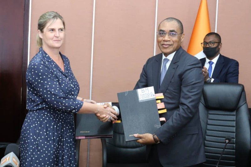 Le ministre Adama Coulibaly et la directrice des opérations de la Banque mondiale en Côte d’Ivoire, Carolie Gervers, se réjouissent de la signature des accords de financement. (Photo Dr)