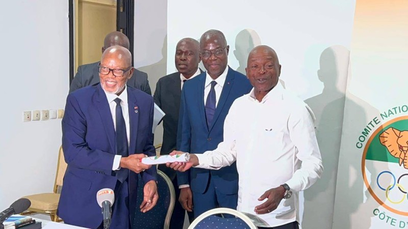 Le nouvel hommes fort du Cno, Georges N'Goan (à droite) a reçu les charges de son nouveau poste des mains de son illustre prédécesseur, Lassana Palenfo