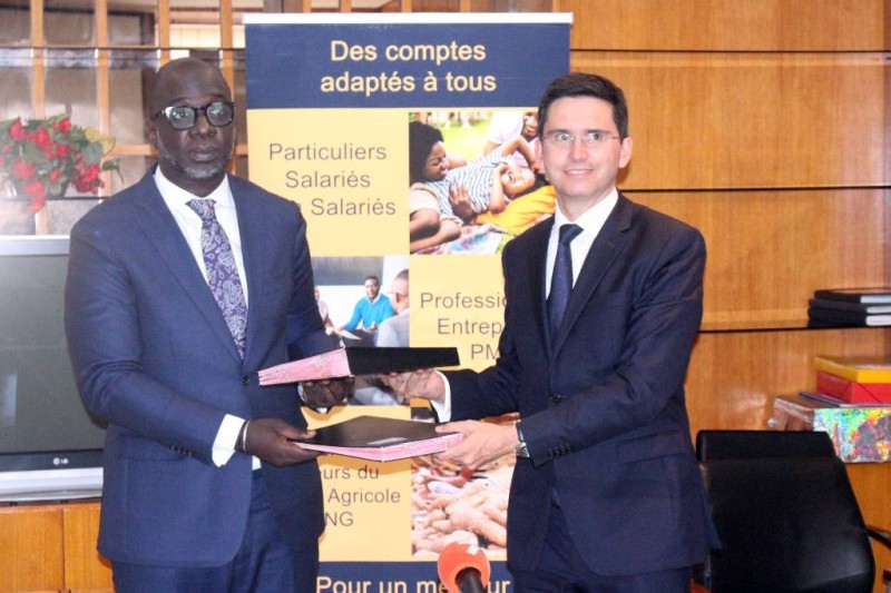Échange de parapheurs entre le DG de BPCI, Issa Fadiga et le directeur exécutif de Share, Sébastien Frendo. (Ph: Dr)