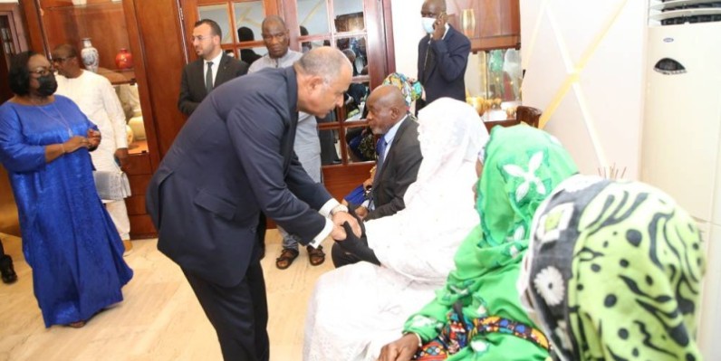 Le Premier ministre, Patrick Achi, en train de réconforter la veuve d'Amadou Soumahoro encore inconsolable. (Ph: Poro Dagnogo)