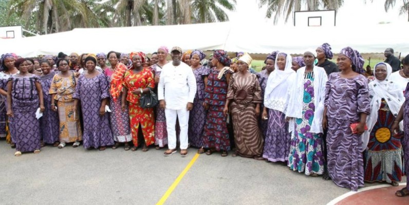 L’ambassadeur Eric Taba entouré de nombreuses femmes présentes à cette cérémonie. 