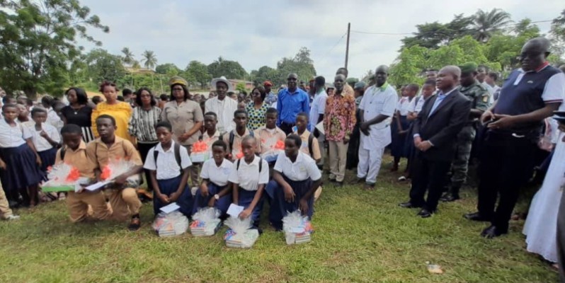 Les élèves lauréats de la session 2022 des examens blancs à Agboville. (DR)