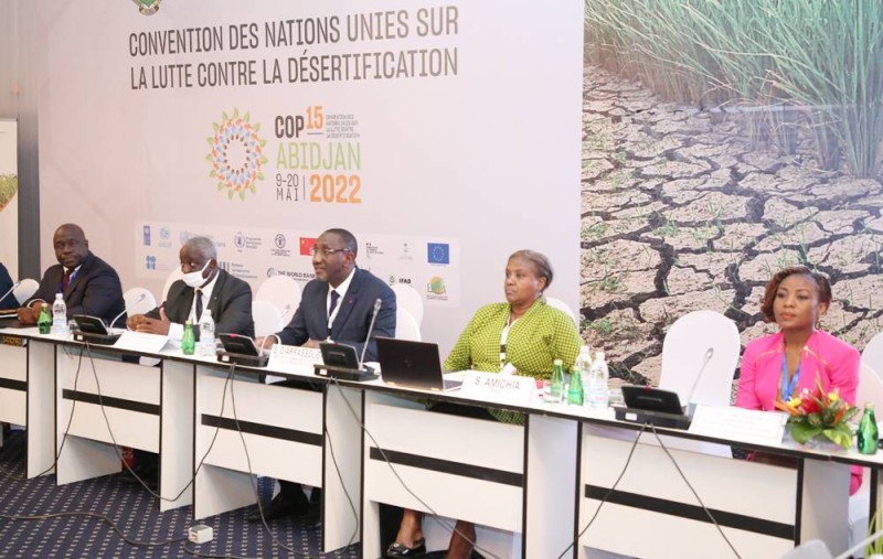 Solange Amichia, directrice générale du Cepici (2e à partir de la droite), a présenté les missions de sa structure aux Pme. Photo Poro Dagnogo