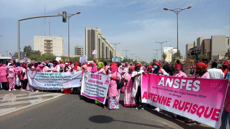 Manifestation de sages-femmes au Sénégal.