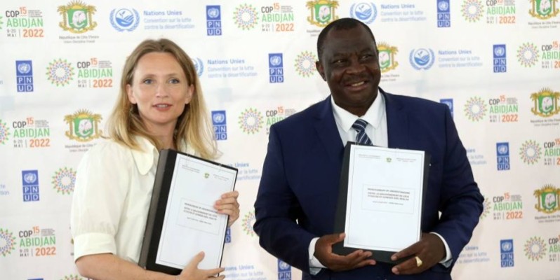 Le ministre d'Etat, Kobenan Kouassi Adjoumani et la représentante de Genesis Adrienne de Malleray ont échangé les parafeurs. (Sébastien Kouassi)