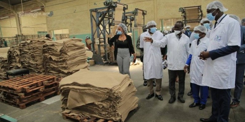 Le processus de fabrication des sacs expliqué aux officiels, partenaires et clients. (DR)