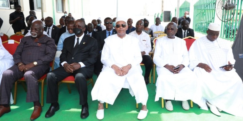 De gauche à droite : Legré philippe ; le président du Sénat, Jeannot Ahoussou-Kouadio ; le Premier ministre, Patrick Achi ; le président du directoire du Rhdp, Gilbert Kafana Koné ; le ministre d’État, Kobenan Kouassi Adjoumani, étaient à la mosquée pour soutenir la famille Soumahoro. (Ph: Honoré Bosson)