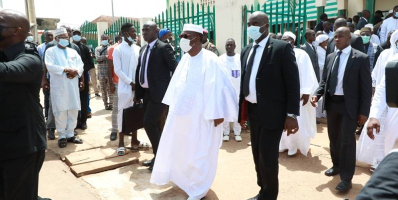 Le Chef de l’État, Alassane Ouattara, à sa sortie de la mosquée après la prière mortuaire. (Ph: Honoré Bosson)