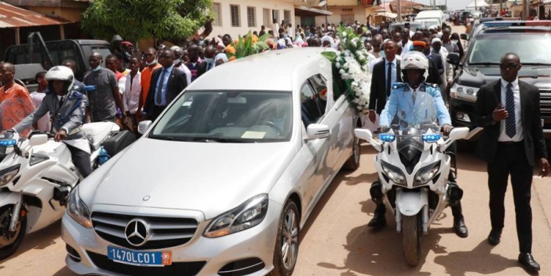 Le corbillard transportant la dépouille de Amadou Soumahoro au caveau familial sous le regard médusé de la foule. (Ph: Honoré Bosson)