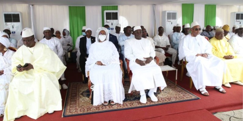 L’État de Côte d'Ivoire avec au premier plan Tiémoko Meyliet Koné, vice-Président, son épouse et le Premier ministre Patrick Achi se sont associés aux imams pour adresser des prières à Allah pour Amadou Soumahoro. (Ph: Poro Dagnogo)