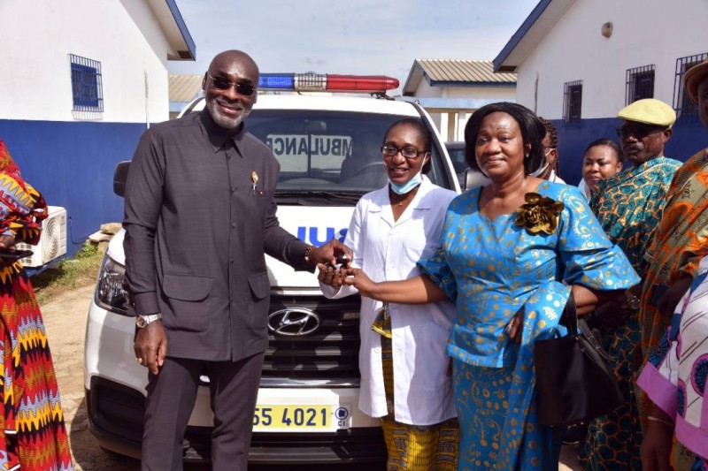 Remise symbolique d'une ambulance par le maire Jean-Marc Yacé. (Ph: DR)