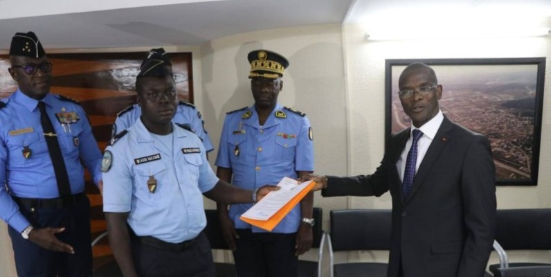 Le sergent Assi a reçu des mains du ministre Vagondo Diomandé une lettre officielle de félicitations et d’encouragements. (Ph: DGPN)