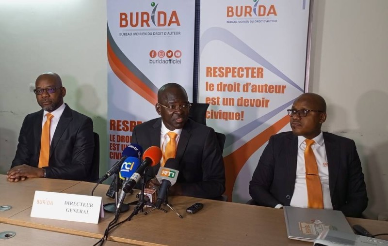 Le Directeur général du Burida, Ouattara Karim, au centre