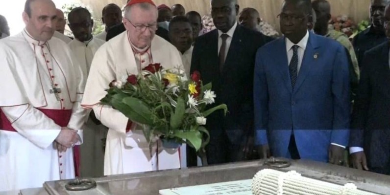 cardinal Parolin sur la tombe d'HF (DR)
