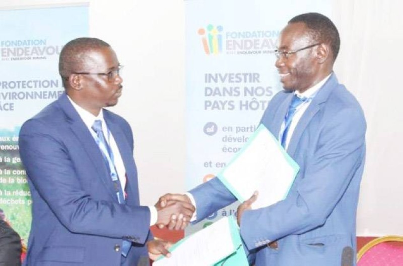 Secou Saar, Dg de Enda Énergie et Oumar Abdoulaye Ba (à gauche), Dg de l'Agence panafricaine de la reforestation de la Grande Muraille verte, heureux de signer la convention. (Poro Dagnogo)