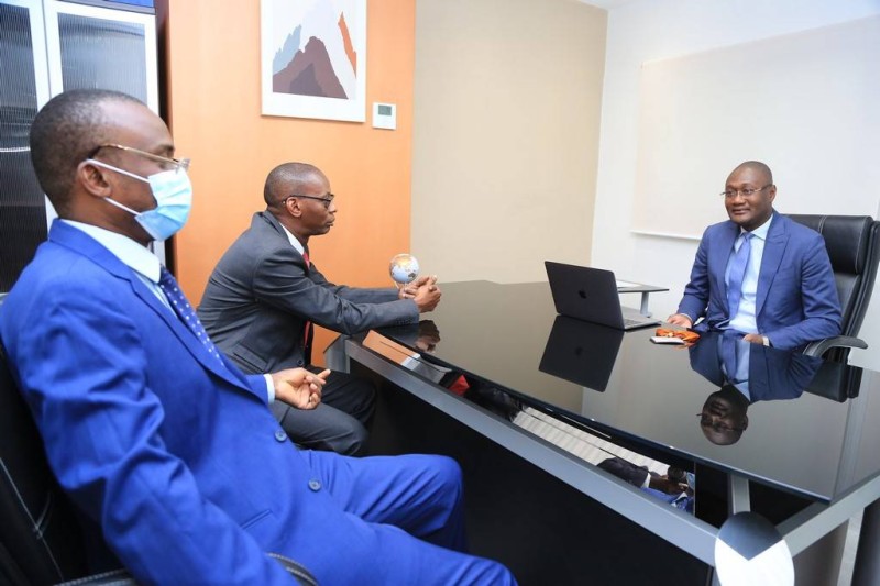 Le ministre Moussa Sanogo (à droite) en séance de travail avec ses collaborateurs lors de sa visite au siège de l’Observatoire des plaintes non juridictionnelles en matière foncière (Opf).
