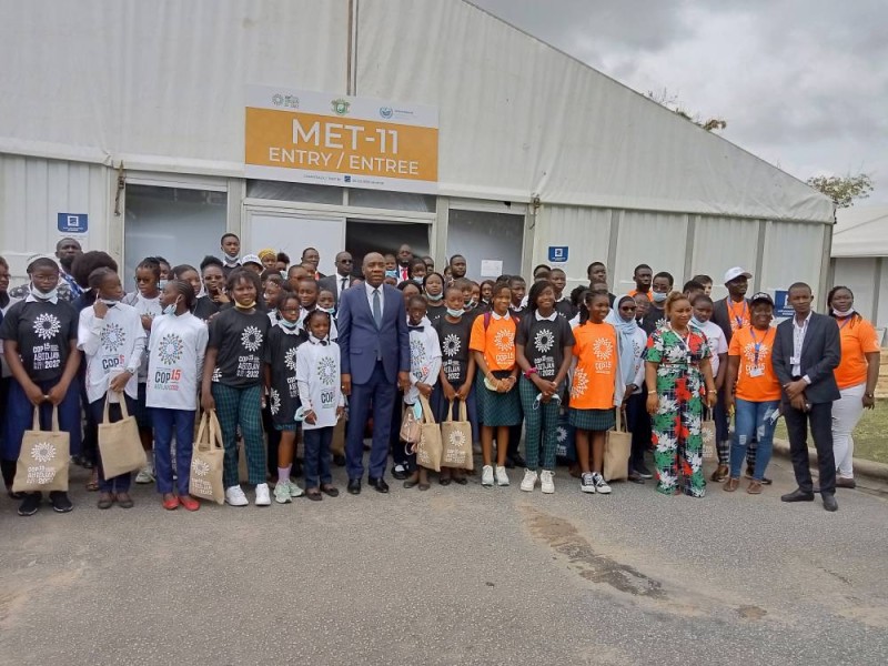 Le ministre de l’Environnement et du Développement durable, Jean-Luc Assi et des élèves posent pour la photo de famille (DR)