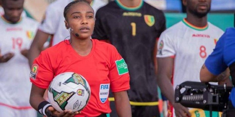L'arbitre rwandaise, Salima Mukansanga sera au Qatar 2022. (DR)