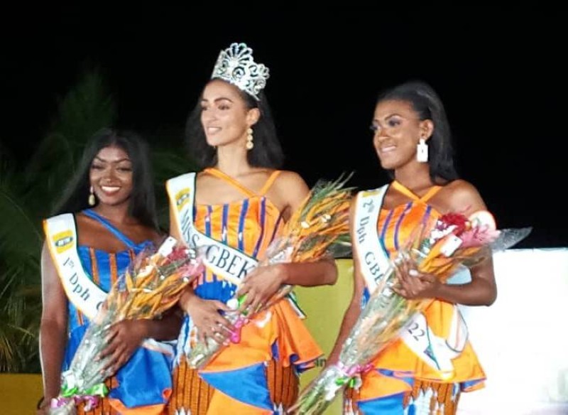 Maître Kinsa (au centre) élue Miss Gbêkê 2022. Soulama Fatoumata, 1re Dauphine. Mlle Jennifer Konan, 2e Dauphine régionale. (Ph: Sercom Miss Côte d'Ivoire)