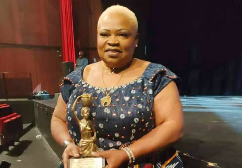 L’actrice ivoirienne, Adrienne Koutouan, avec son prix gagné à Paris. (Ph: @influenceur225): 