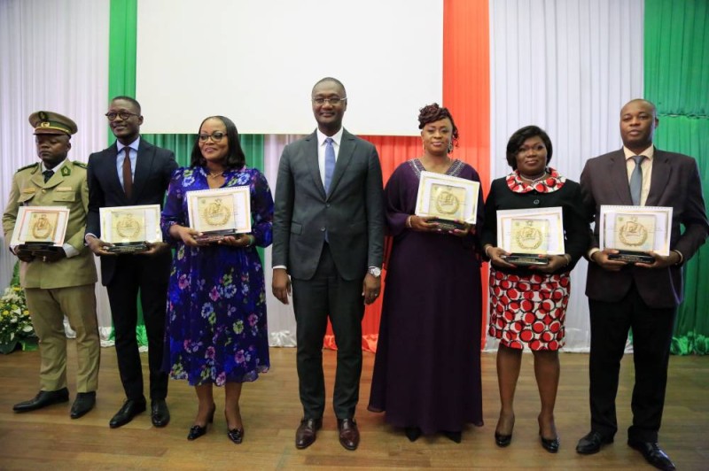 Le ministre Moussa Sanogo (au centre) posent avec les lauréats du Prix national d’excellence édition 2021. (DR)